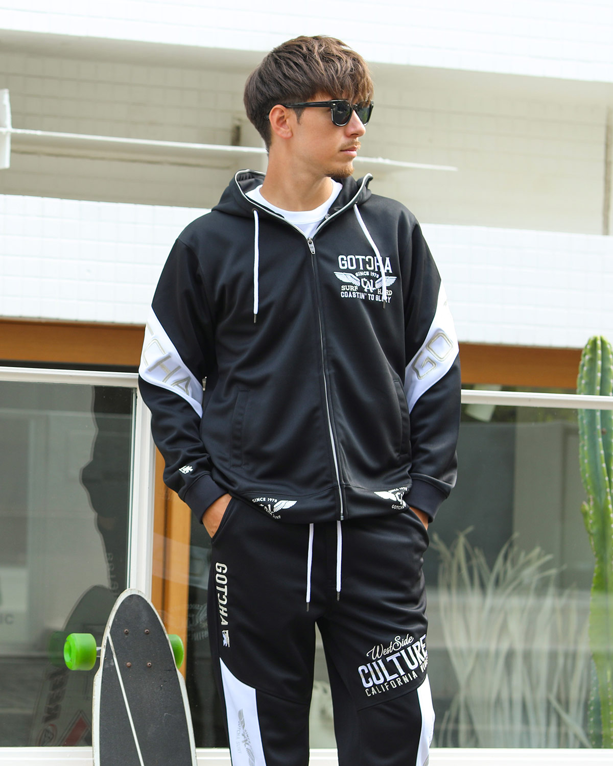 大胆に、華やかに。動きも輝きも、妥協しない GOTCHA METALLIC OUTFITS