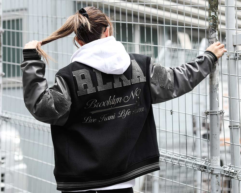 Karl Kani-ロゴ サガラ スタジャン- – PEET ONLINE STORE