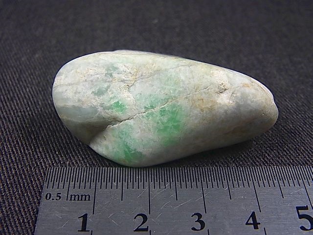 糸魚川青海川金山谷産グリーンひすい原石 37.8g - パーフェクト