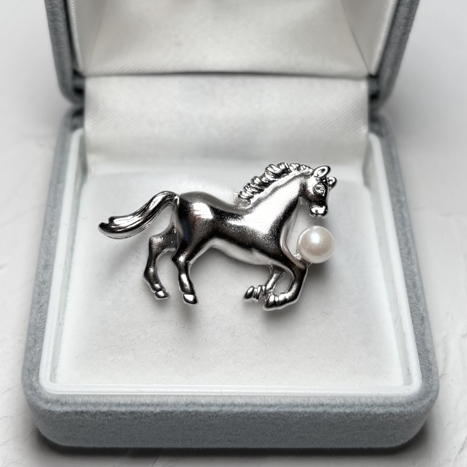 アコヤ真珠 ピンブローチ 馬モチーフ 4.5-5mm ホワイト ラウンド ブラス