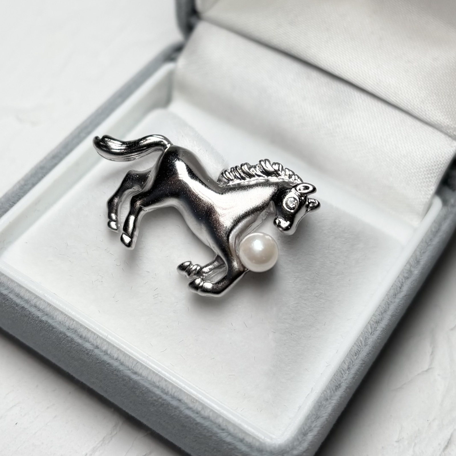 アコヤ真珠 ピンブローチ 馬モチーフ 4.5-5mm ホワイト ラウンド ブラス