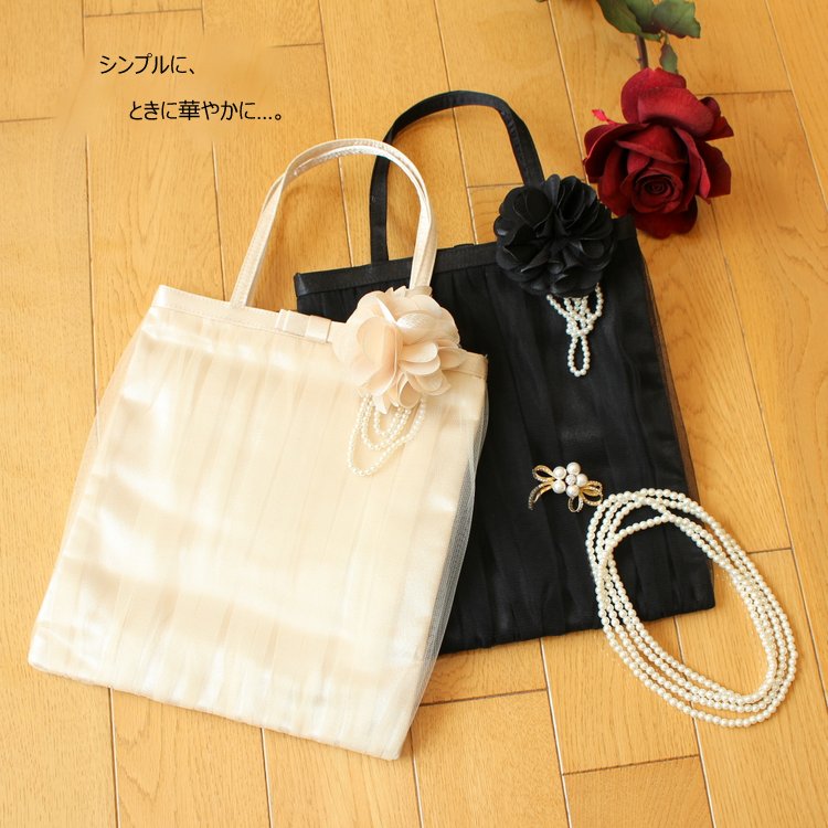 結婚式はもちろん、あらゆるセレモニーシーンに使えるコサージュ付