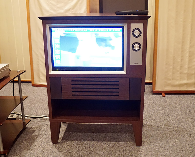 昭和にタイムスリップ？ レトロな “家具調液晶テレビ”「EREO」の実物を