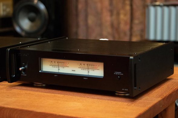 その音に価格もサイズも疑った。15万円切りのパワーアンプ TEAC「AP