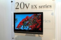 シャープ、2系統のHDMIや地デジチューナーを搭載した20V型“AQUOS”を