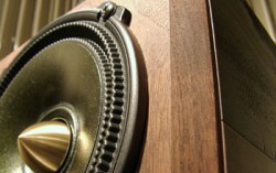 レクスト、無垢材ビンテージ加工の小型スピーカー「SH-SP7」を新発売