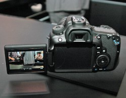 キヤノン、バリアングル液晶搭載のデジタル一眼レフ「EOS 60D」を発売