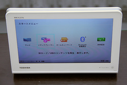東芝、10.1型“防水ポータブルレグザ”。40mm×2基のBTスピーカーとしても