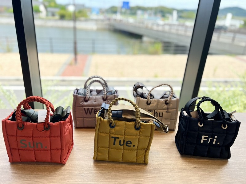 おでかけにもてっこい?ふわふわキルティングバック曜日バック │ how's