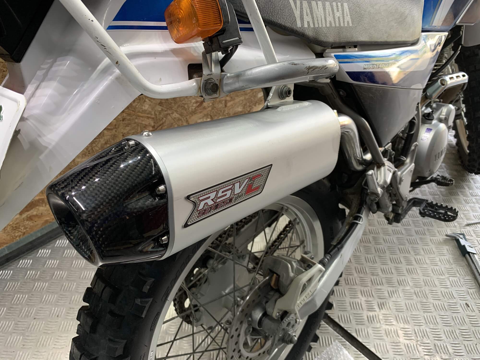 マフラー交換】セローのマフラーをRSVに！交換手順まとめ | MOTTOラフロ