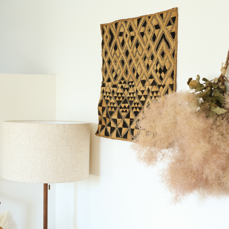 蚤の市で見つけた偏愛品-アフリカ民族のクバ布お部屋にお迎え ｜家具