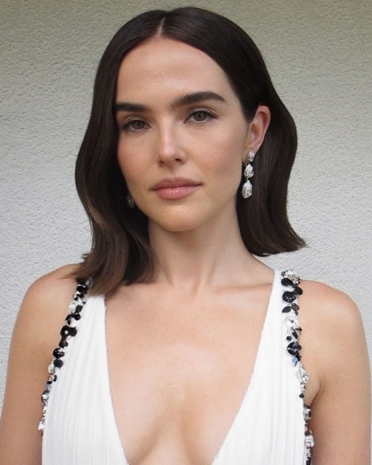 Zoey Deutch's Modern Glam Waves at the 2026 Golden Globes - Red