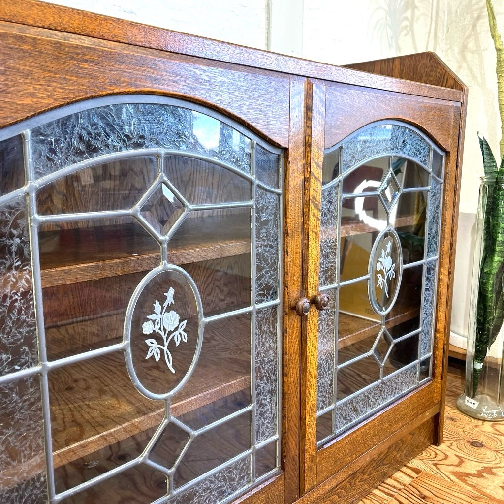 カントリーハウス 三越ブルージュ ステンドグラス扉のサイドボード