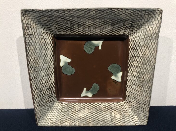 島岡達三 作 『地釉象嵌 縄文角皿』 ｜骨董品買取 緑和堂