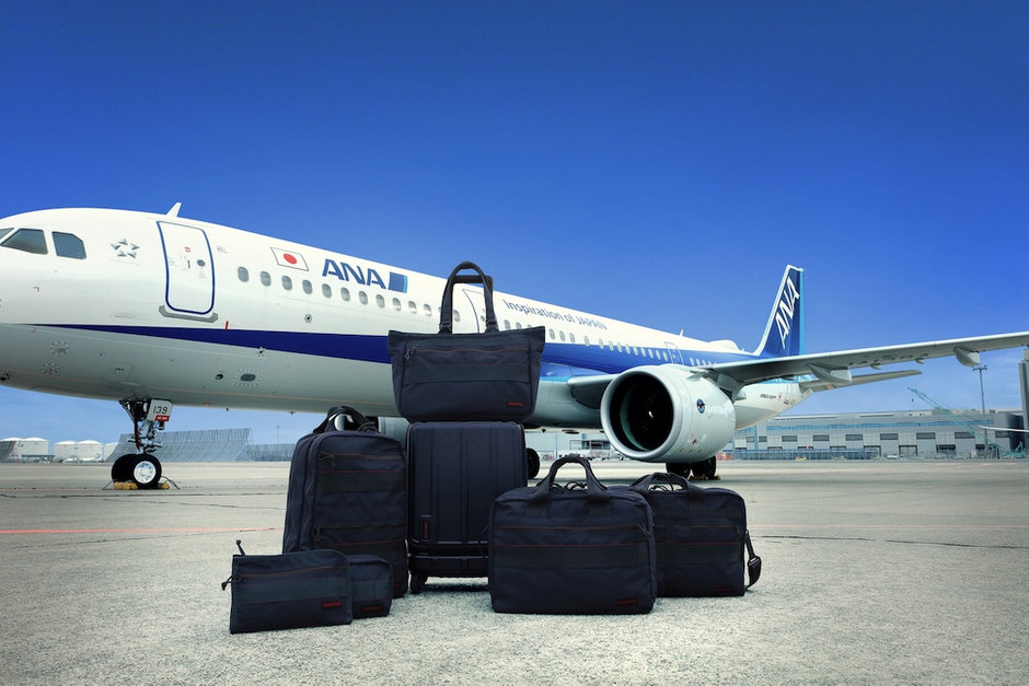 BRIEFING、ANAとのコラボバッグ7モデル。ブルーの配色と両ブランドタグ