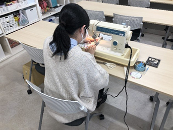 洋服の成り立ちと家庭で洋服を製作する技術を学ぶ「被服構成学実習Ⅰ