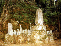 智室窟の板碑 - 添田町の指定文化財・遺跡・史跡 - 添田町公式