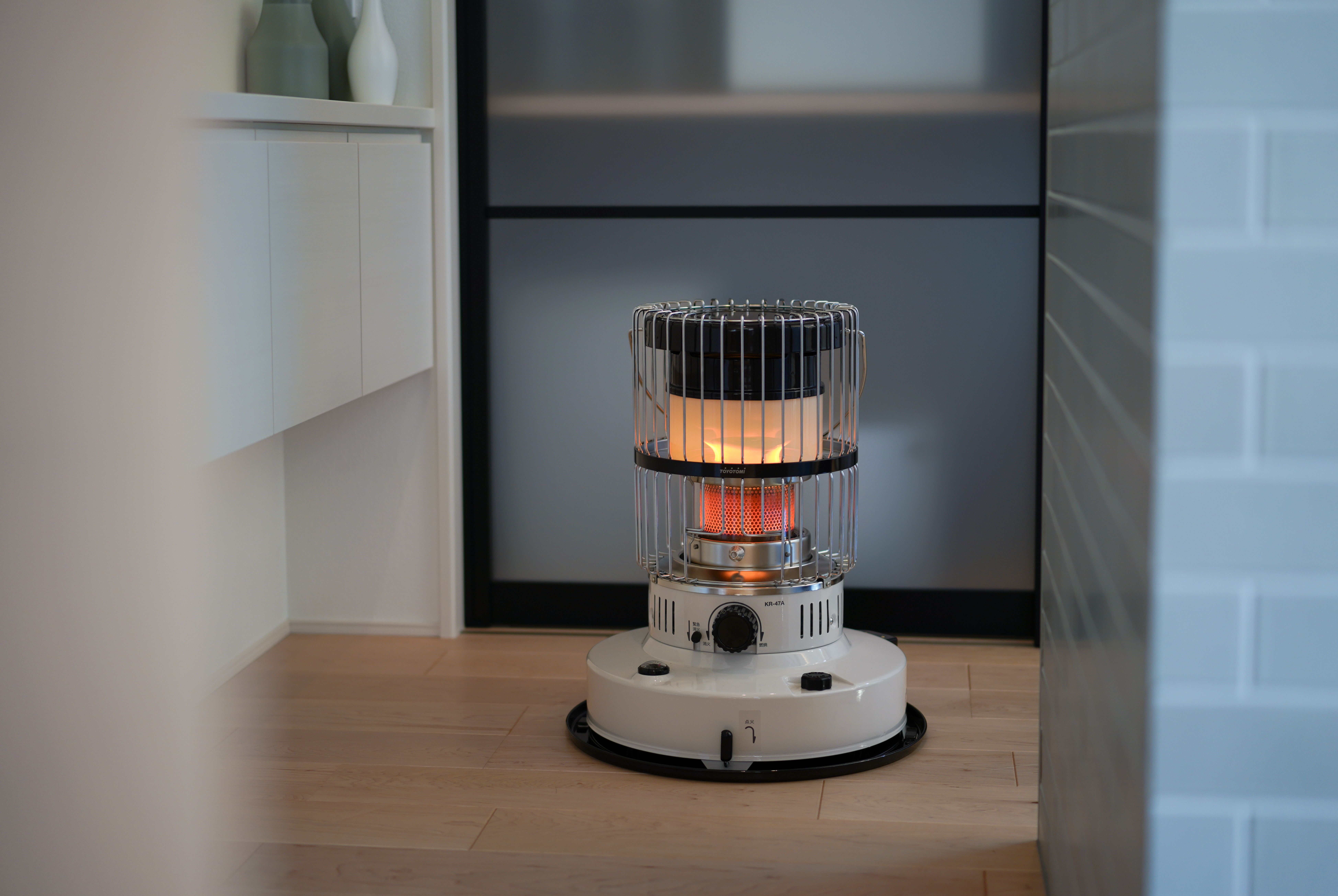 色のコントラストがインテリアに映える！対流形「KR-47A」・石油ファン