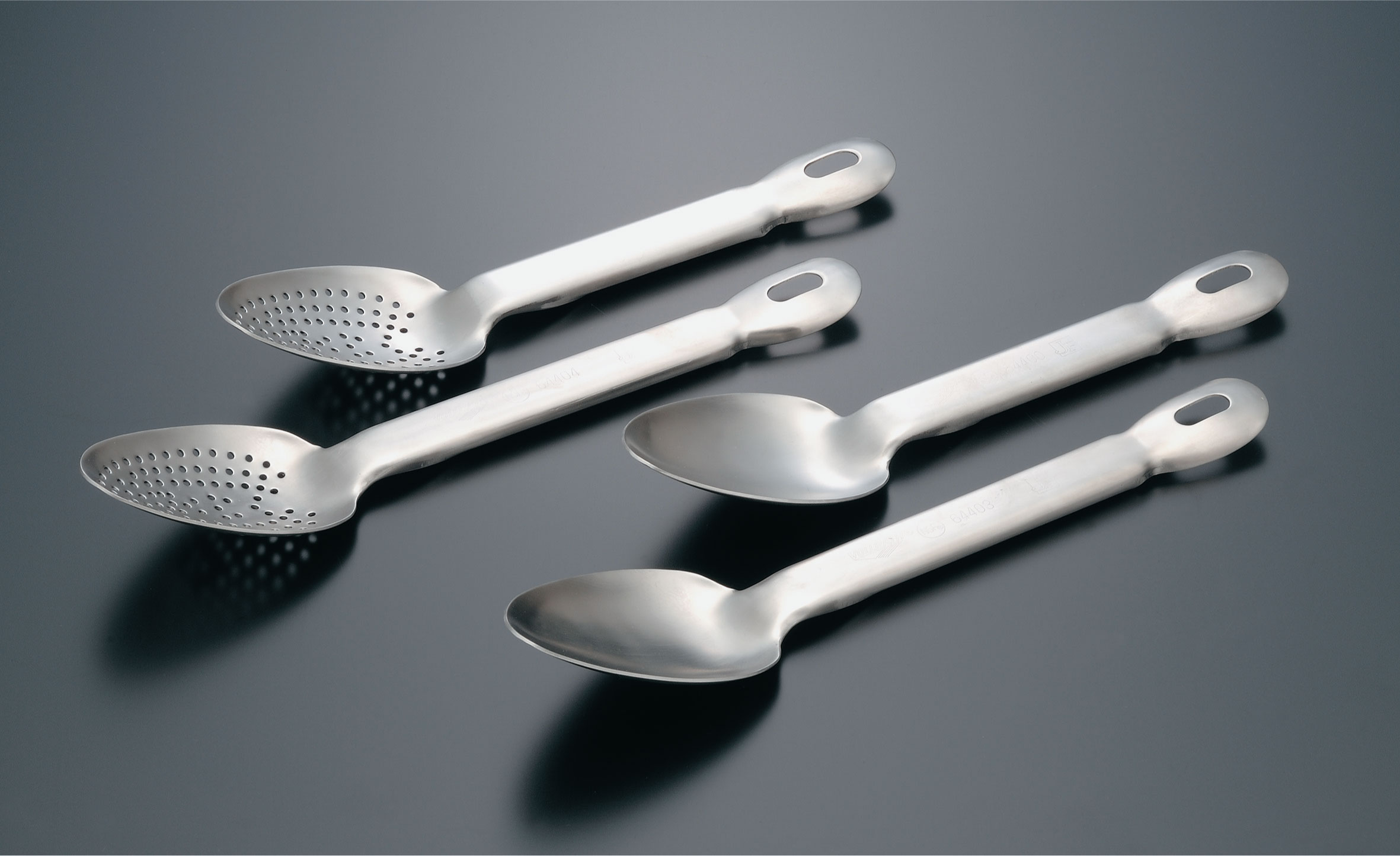 ステンレス穴あきキッチンスプーン 30cm - ホテルパン・厨房備品の東英