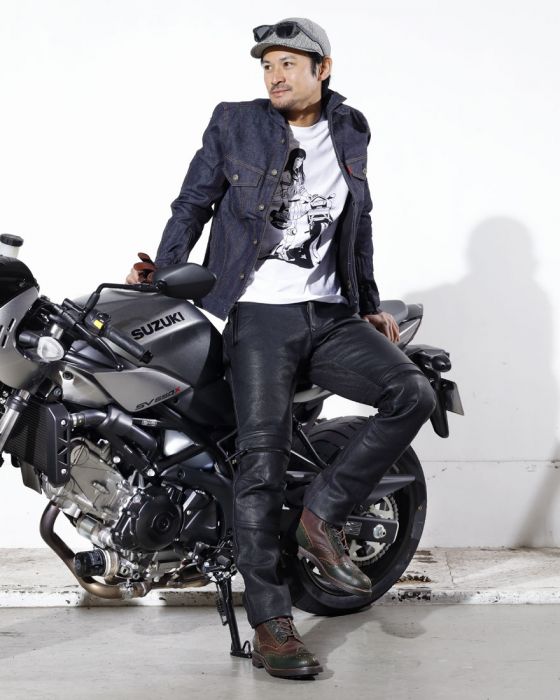 オールブラックなレザー＆デニム・パンツ｜TOKYOlife