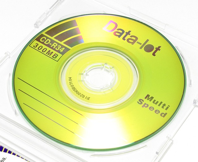 標準の約1.6倍、容量300MBの特殊な「高密度8センチCD-R」（容量300MB