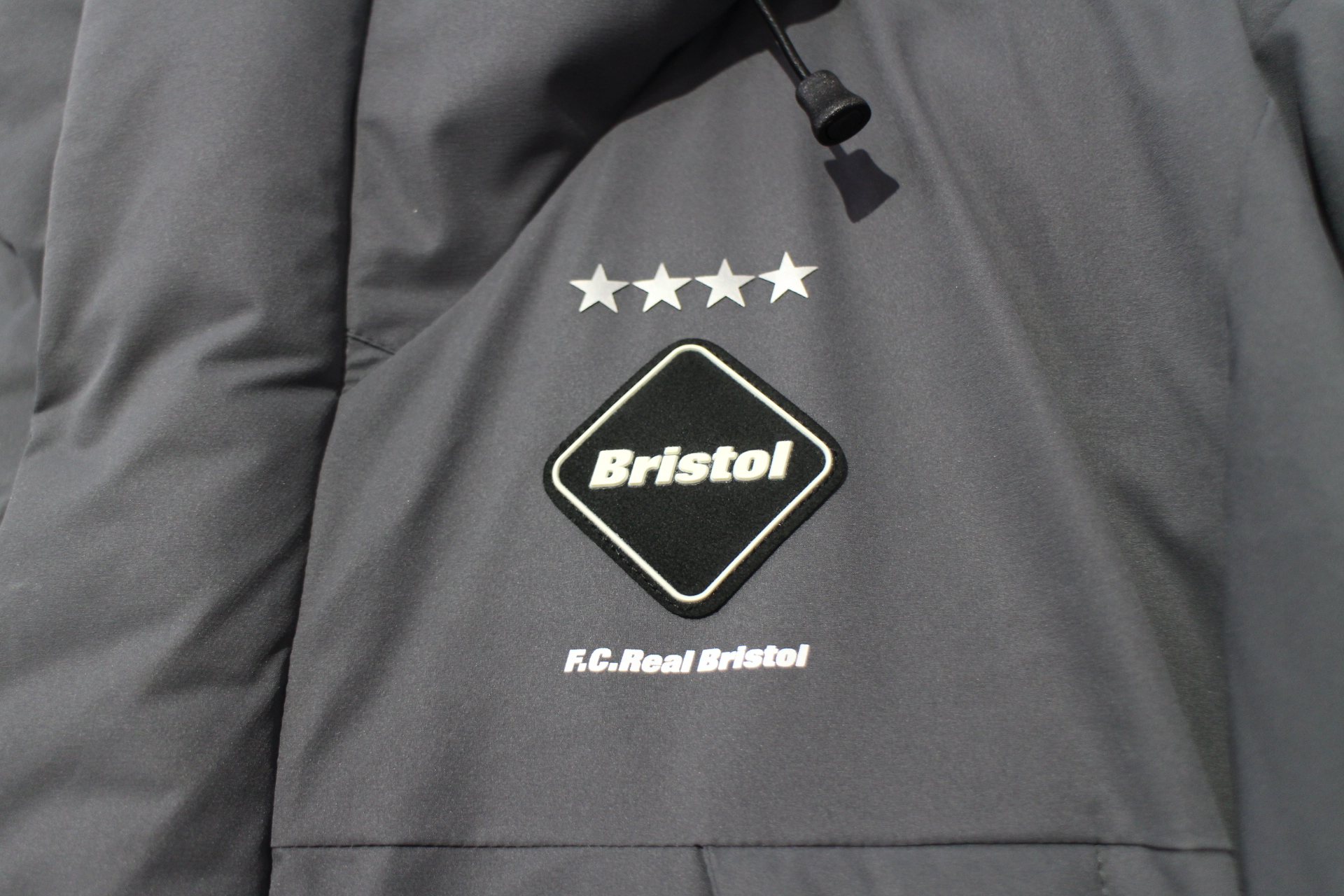 F.C.R.B.(エフシーレアルブリストル)の18AWダウンベンチコートが入荷