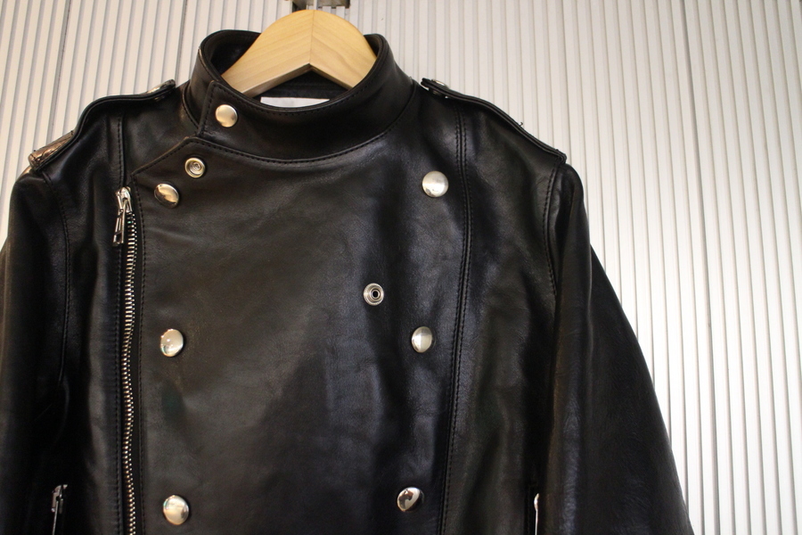 noir kei ninomiya/ノワールケイニノミヤ】よりホーススキンライダース