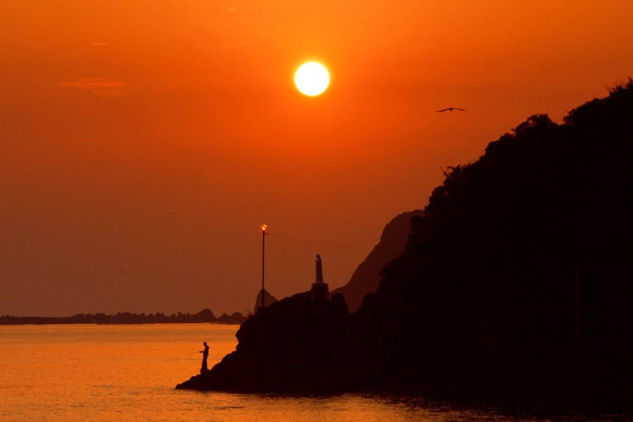 マリア像の夕日（﨑津教会のそば）／天草 | たびらい