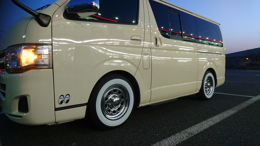 ハイエースにホワイトサイドウォールタイヤ！！｜タイヤ市場花園