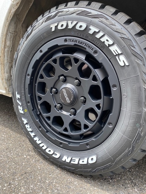 ハイエースにホイールセットを装着！RAYSチームデイトナ16インチ