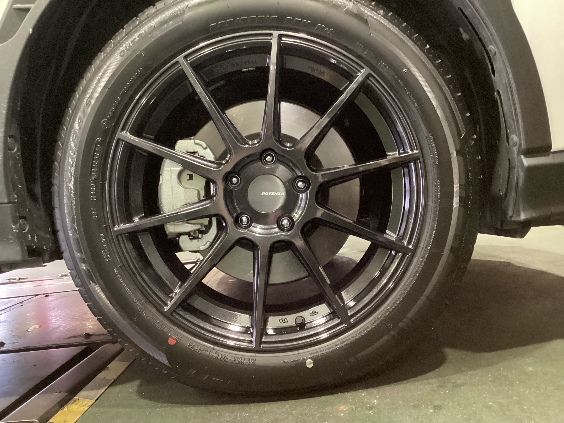 スバル・クロストレック】アルミホイール交換作業（ブリヂストン