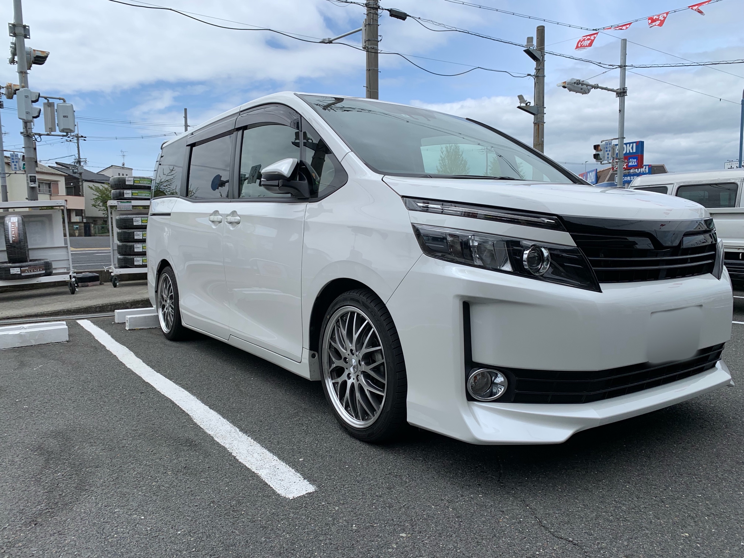 VOXY(ZRR80G)にRSR Ti2000(ダウンサス) | 店舗おススメ情報 | タイヤ館