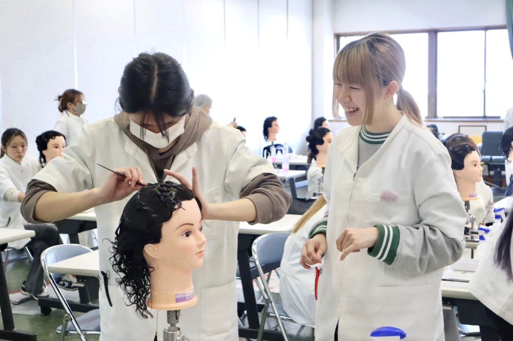 🌀👩🏻‍🦱美容科1年生美容実習👩🏻‍🦱🌀 | タカヤマアドバンス