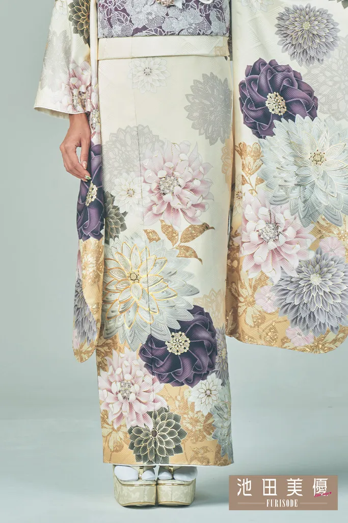 池田美優(みちょぱ)振袖 クリーム/淡い色 牡丹柄 くすみカラーガーリー
