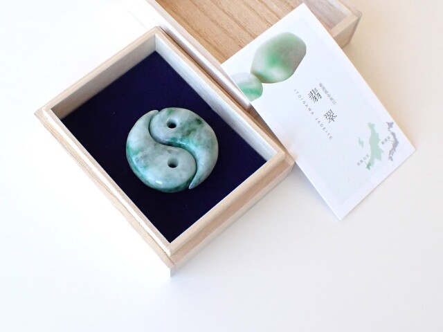 HC0387 新潟県糸魚川産 翡翠 勾玉 縁結び