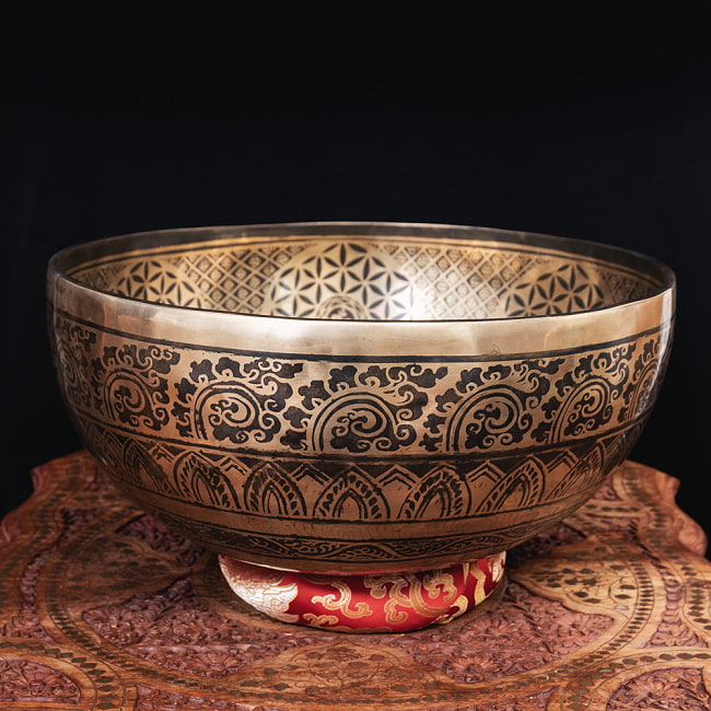 一点物】仏足石模様と7チャクラ 細密彫りチベタンアンティック