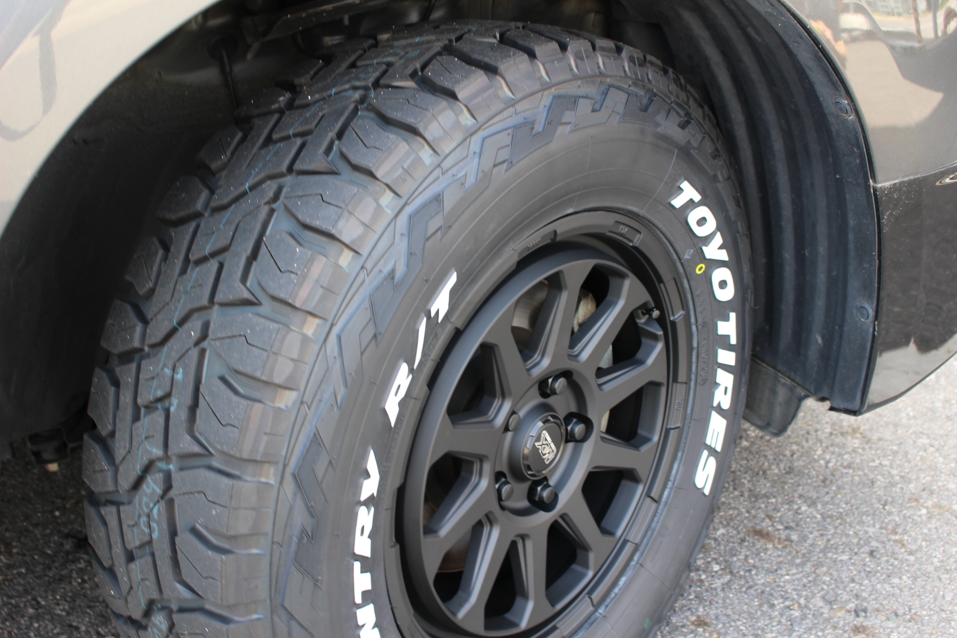 三菱 デリカD:5 に艶消しブラックホイール HOTSTUFF MAD CROSS RANGER