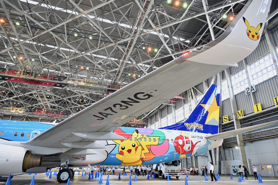 翼の先でピカチュウがウインク スカイマークの「ピカチュウジェットBC2