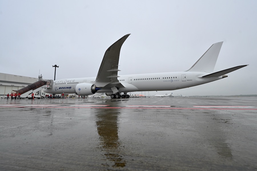 成田に飛来した謎の“白装束”787-10、その正体は？ 機内潜入レポート