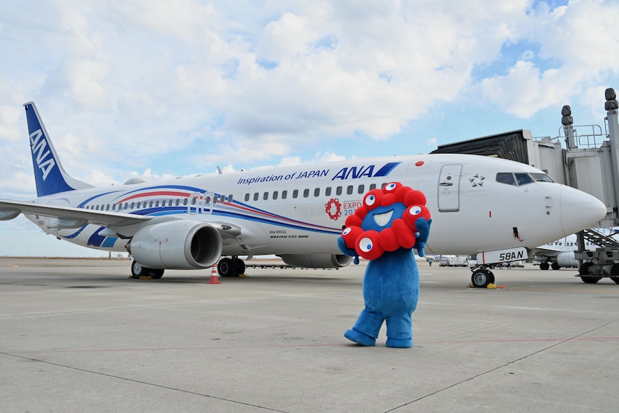 ANA、万博記念「EXPO2025 ANA JET」就航 初便の乗客に“アクア