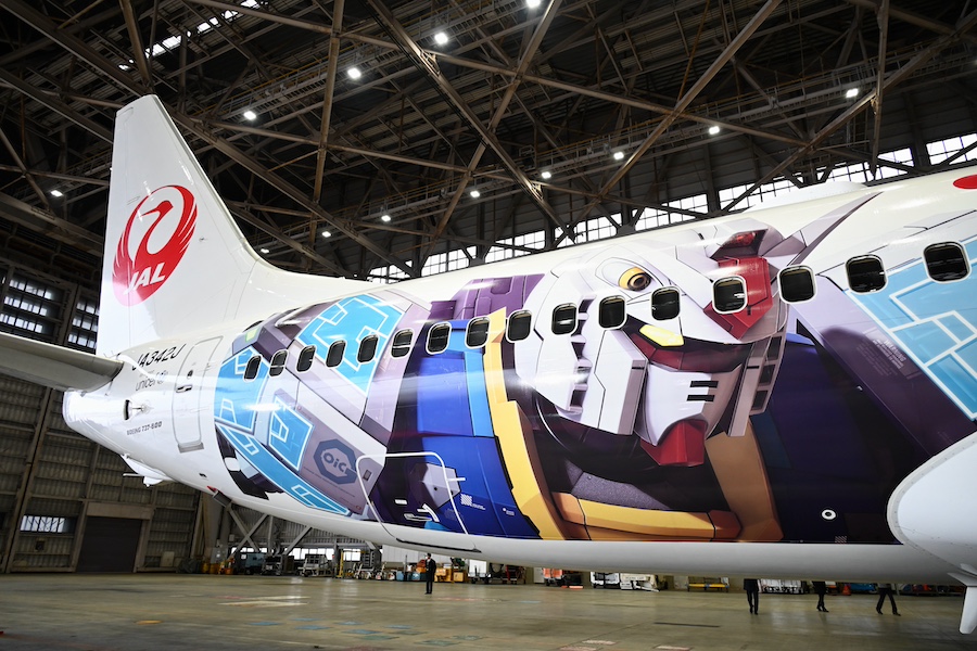 JAL、737特別塗装機「JALガンダムJET」公開 11月頃まで国内線で運航