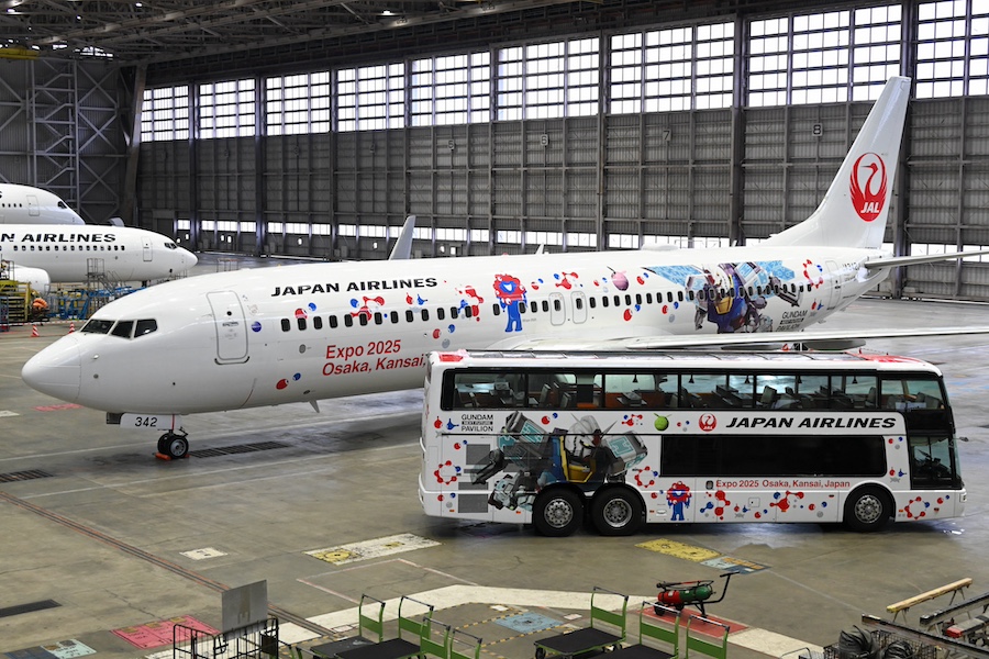 JAL、737特別塗装機「JALガンダムJET」公開 11月頃まで国内線で運航