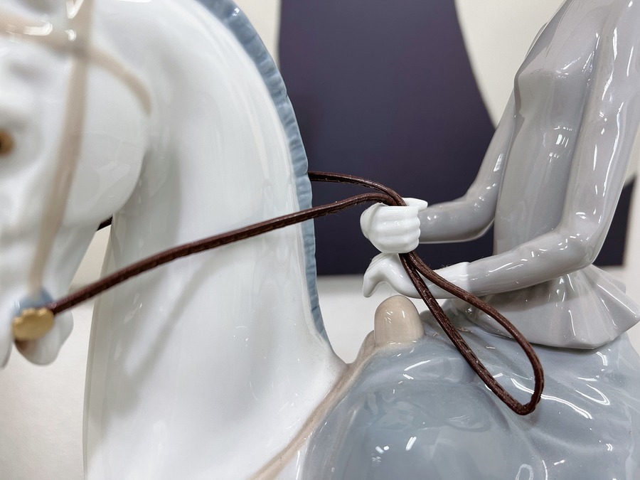 ため息の出るような美しさ】LLADRO(リヤドロ)白い馬の少女をご紹介