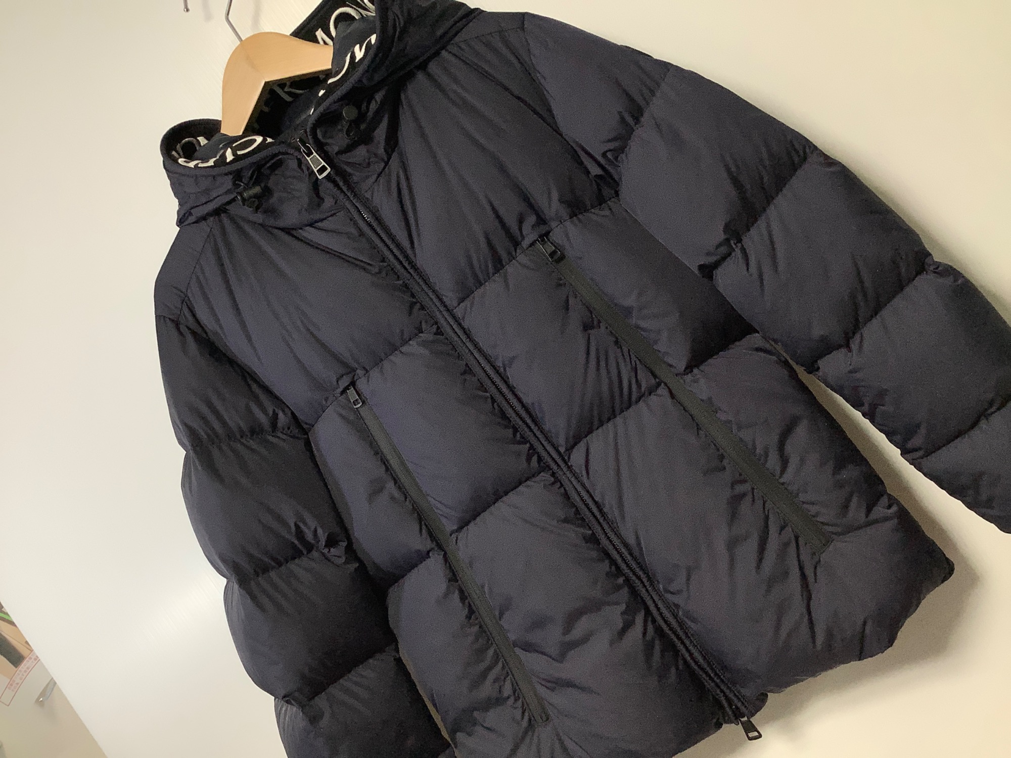 MONCLER“モンクレール”】冬の定番！ネイビーの上質ショートダウン入荷