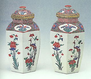 色絵花鳥文六角壺（柿右衛門様式）