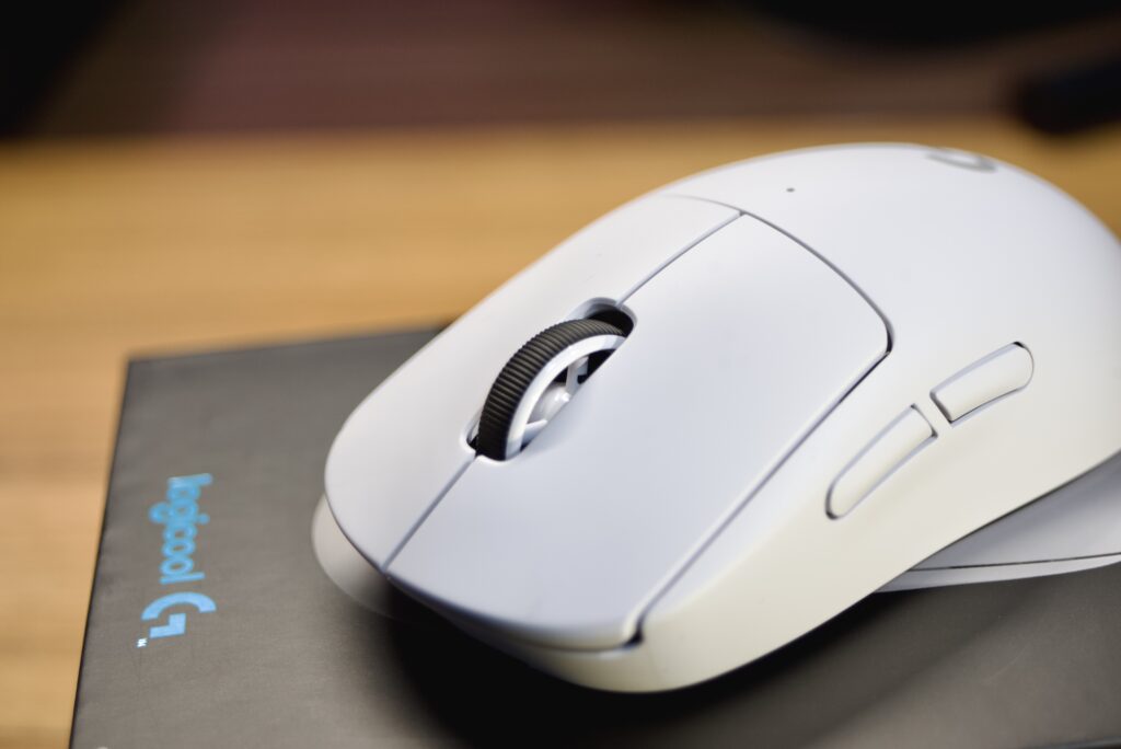 logicool G PRO X Superlight レビュー】極限の軽さが生む快適な操作性