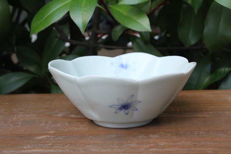 岐阜県土岐市の和田一人（芳洲窯）の色絵椿8寸片口鉢 うつわ家膳