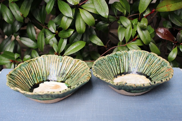 岐阜県多治見市の佐藤和次さんの織部菊紋鉢 うつわ家膳｜人気作家