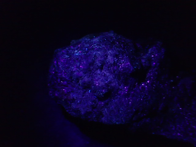 アレキサンドライト原石母岩付結晶 ブラジル産 ｜石の販売専門店【vec