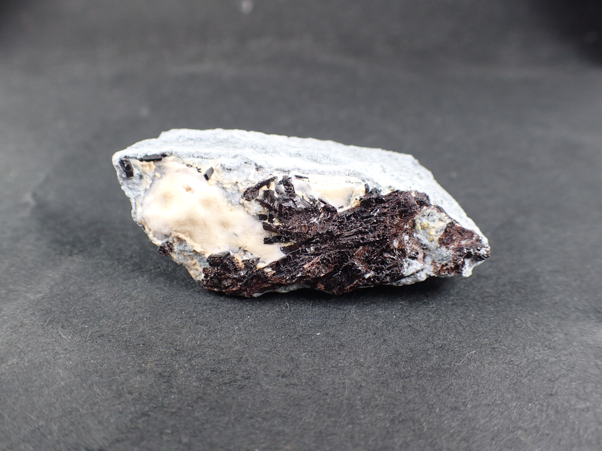 海王石（Neptunite) ｜石の販売専門店【vec stone club】